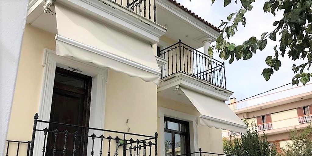 ΜΕ ΒΡΑΧΙΟΝΕΣ